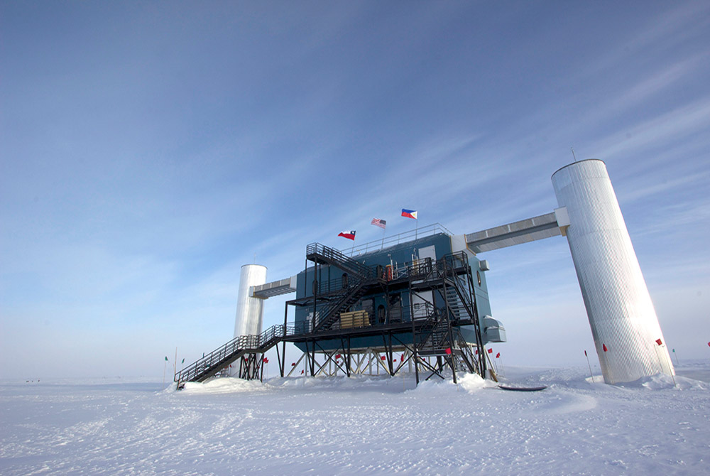 IceCube観測施設の中央に立つ制御室